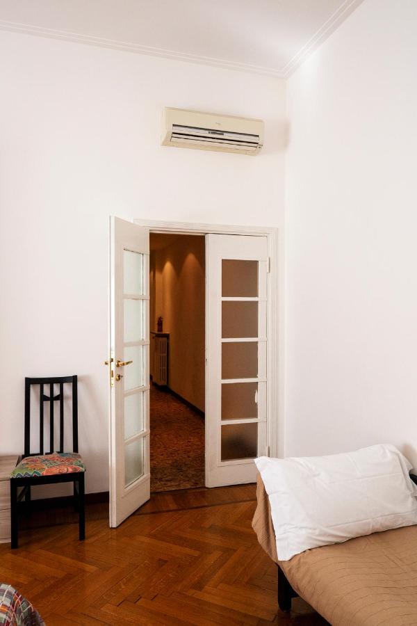 Central Apartment Milan Bagian luar foto